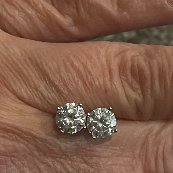 Brand new Moissanite 2.0 carat .925 Studs - Picture 8 of 9